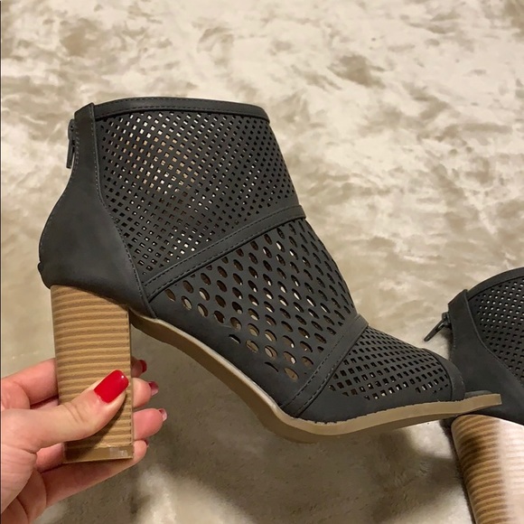 Report Netted Booties/Heels - Picture 2 of 4